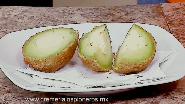 Aguacates Rellenos de Langostinos y Piña