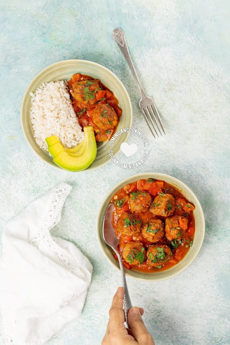 Albóndigas con Vino Blanco y Cebolla