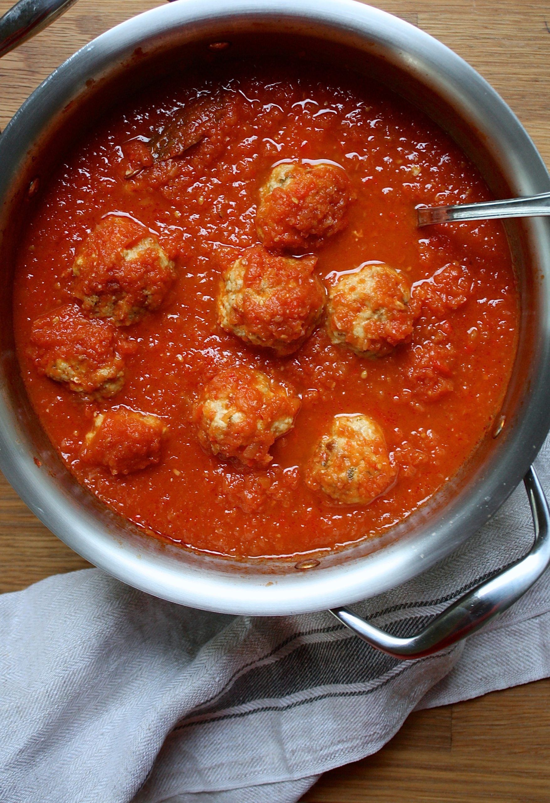 albondigas-cocinandose-en-salsa