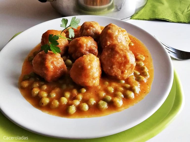 Albóndigas con Tomate y Guisantes