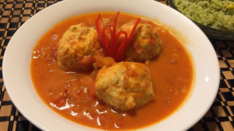 Albóndigas de pescado con salsa de pimientos