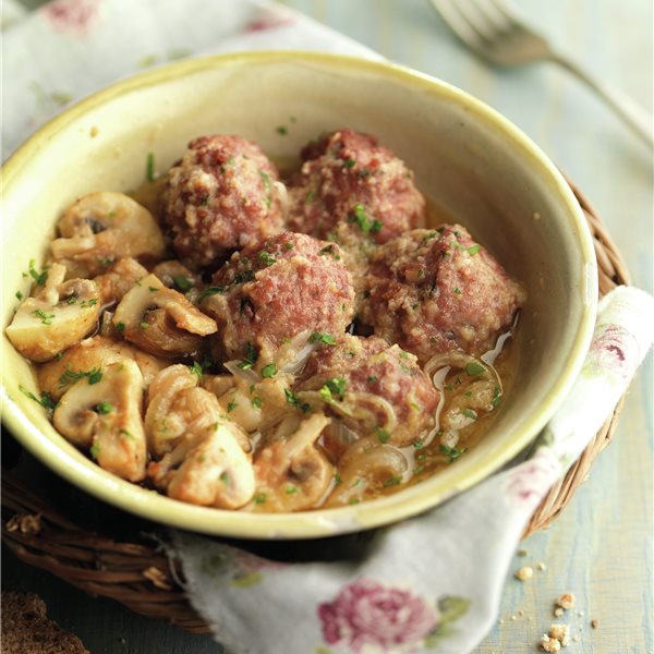 Albóndigas con Vino Blanco y Tomate