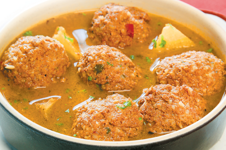 Albóndigas en Salsa Verde con Papas