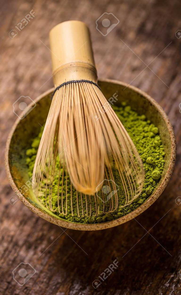 Cómo preparar té matcha con batidor