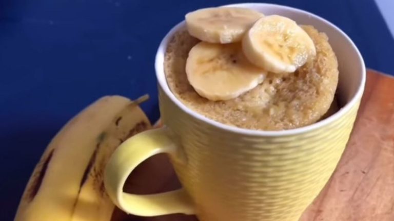 Bizcocho de plátano en taza sin harina y hecho en el microondas