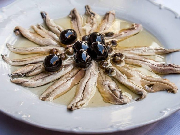 Boquerones marinados con sal y azúcar