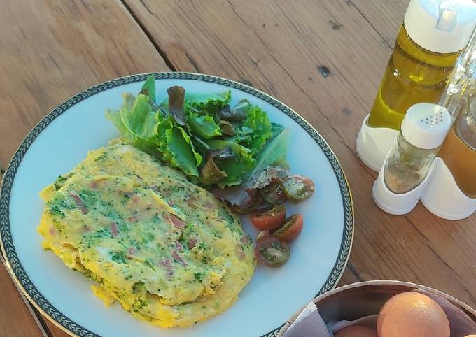 Brócoli con jamón y huevo