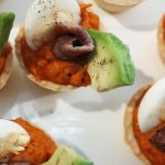 canapes-con-huevos-de-codorniz