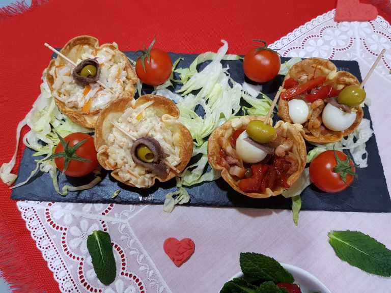 Canapés con bocas de mar