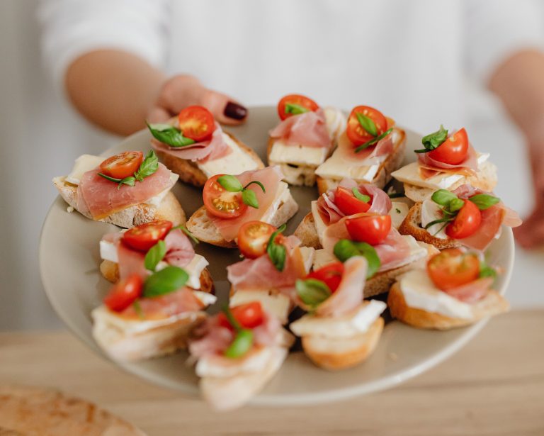 Canapés de Gulas y Huevos de Codorniz