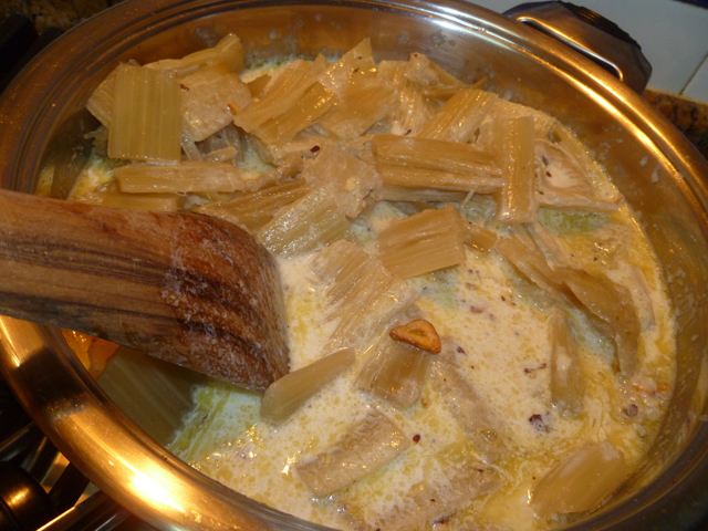 Cardo con Bacalao y Salsa de Almendras