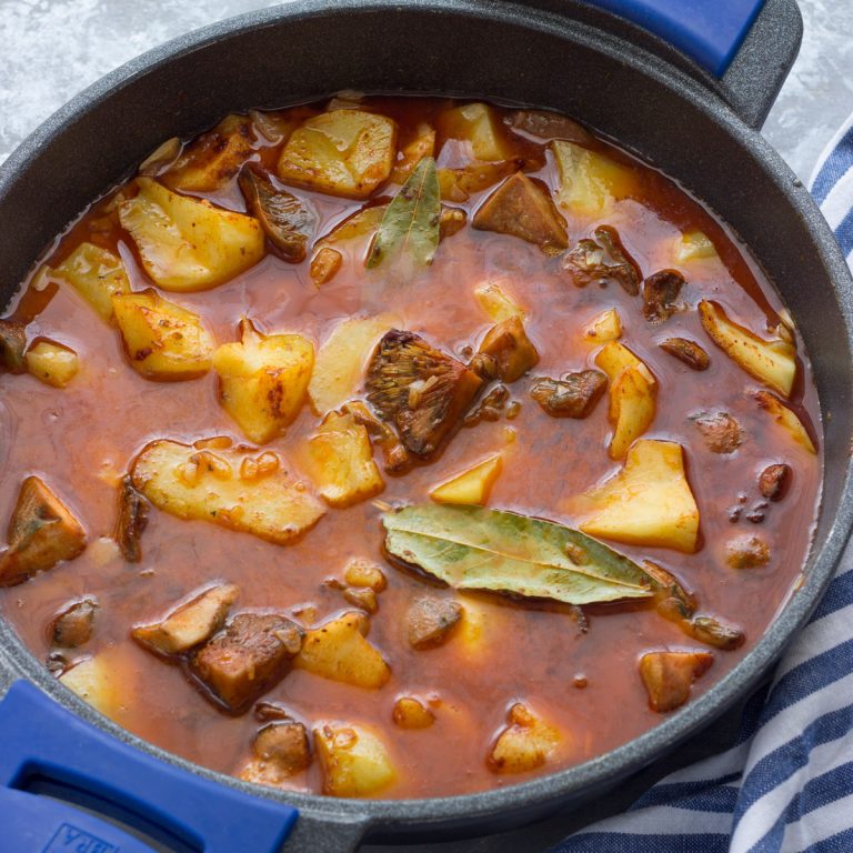 Carne guisada con níscalos y patatas