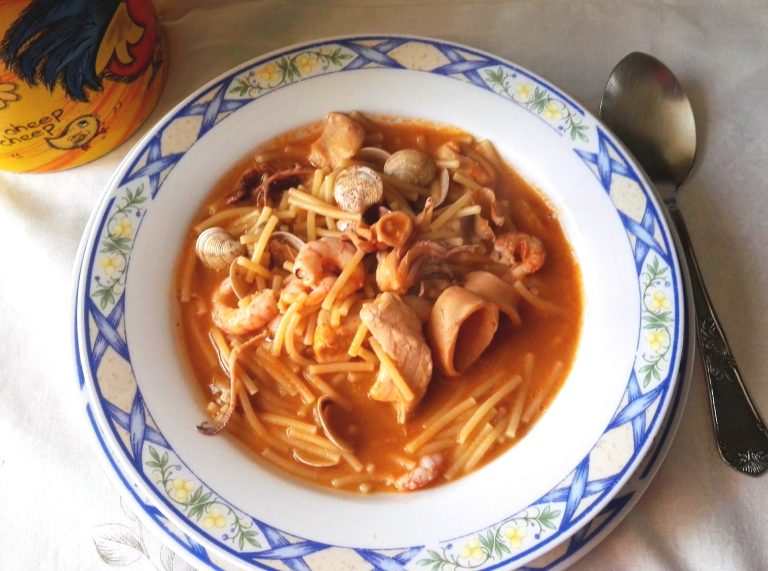 Cazuela de Pescado con Fideos y Patatas