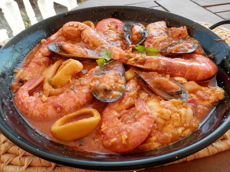 Cazuela de Pescado y Marisco a la Marinera