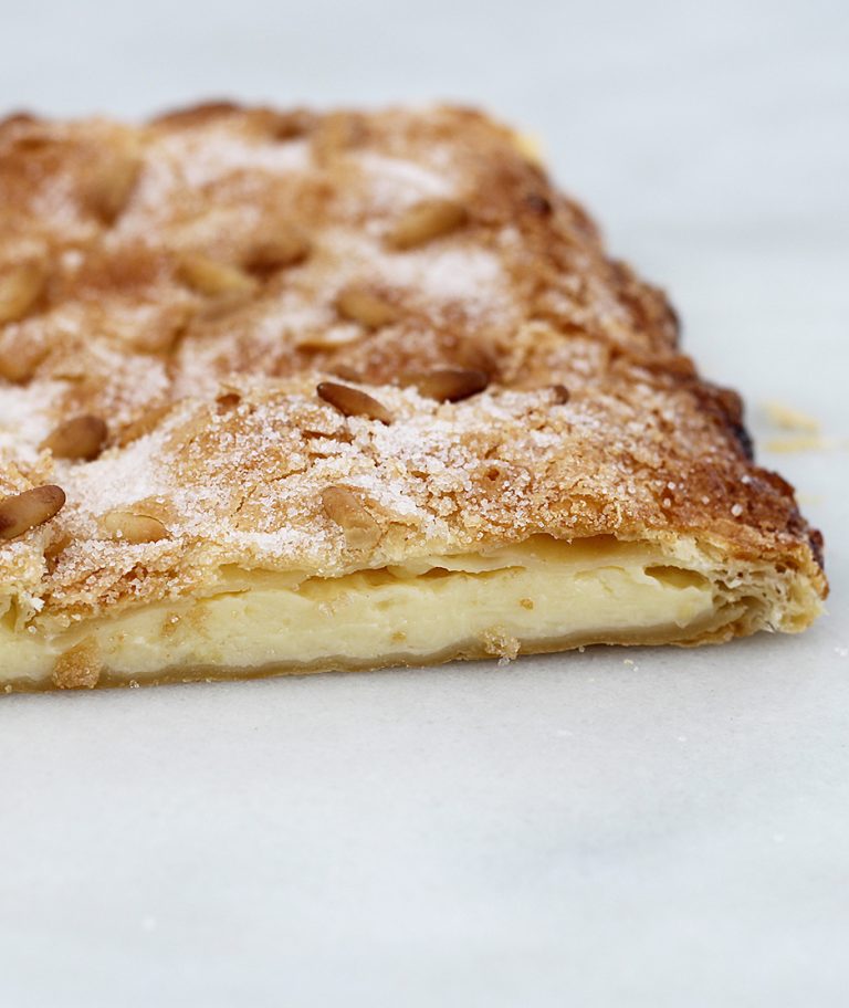 Coca de Hojaldre con Crema y Piñones