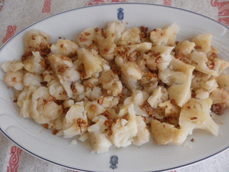 Cómo hacer coliflor frita con ajos