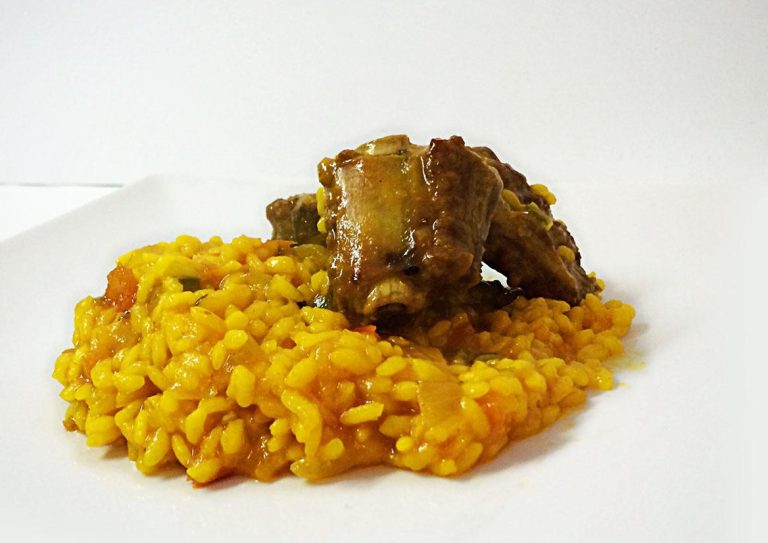 Costillas Adobadas con Arroz Caldoso