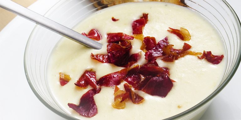 Crema de puerros con crujiente de jamón