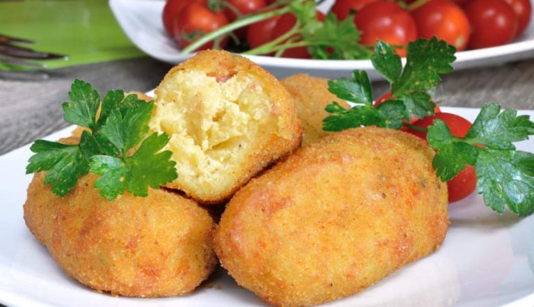 Croquetas de Bacalao con Patata y Piñones