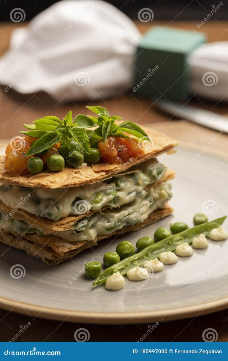 Hojaldre Relleno de Salmón y Verduras