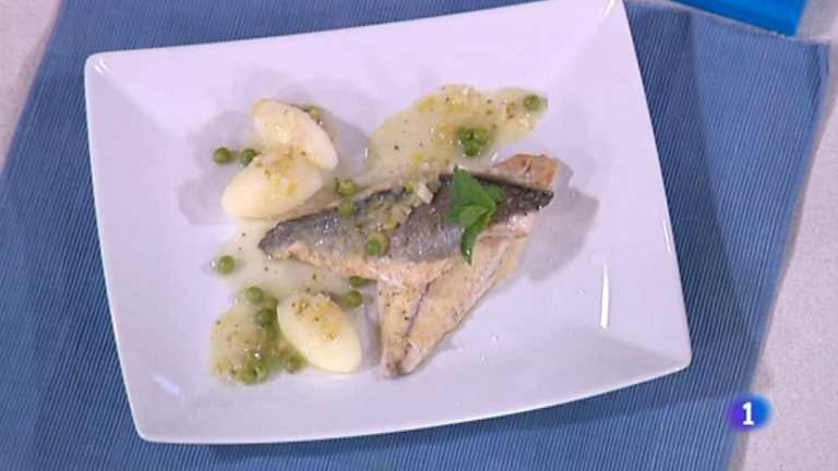 Dorada a la plancha con refrito de ajos