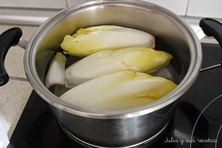 Endivias Rellenas de Manzana y Aguacate