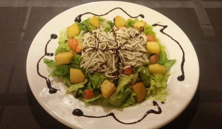 Ensalada con Gulas al Ajillo