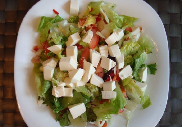 Ensalada con Queso Fresco y Manzana