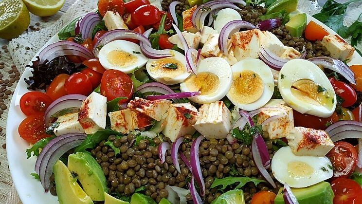 Ensalada de lentejas con salmón ahumado