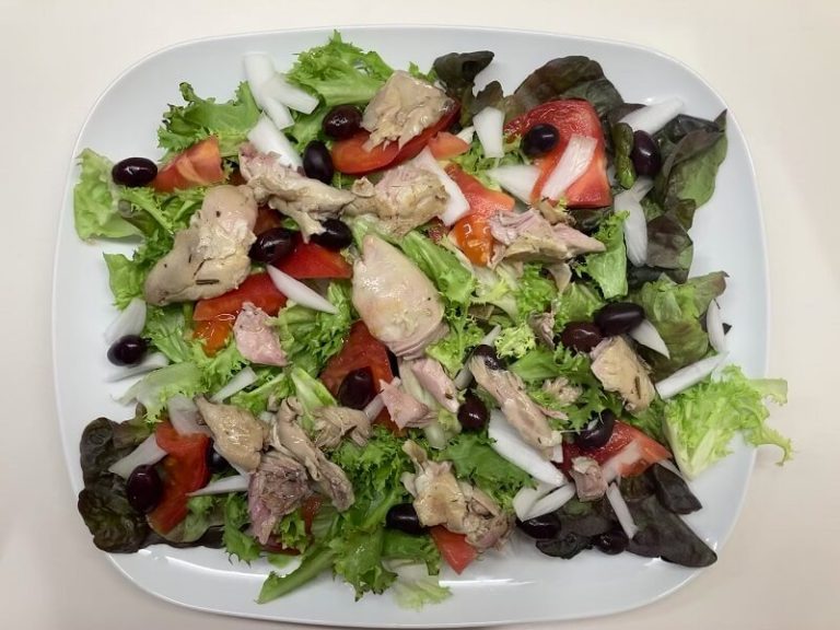 Ensalada de perdiz escabechada con frutos secos