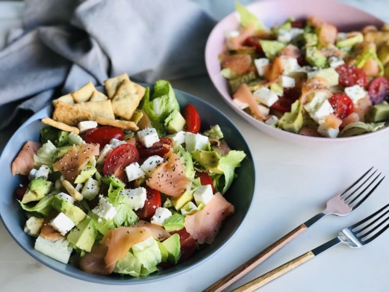 Ensalada de Aguacate, Salmón y Queso Fresco