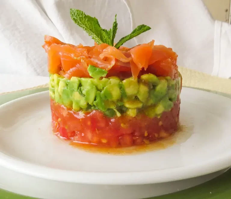 Ensalada de Aguacate, Salmón y Tomate