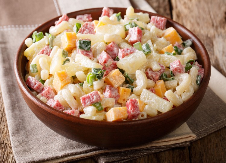 Ensalada de Pasta con Piña y Salsa Rosa