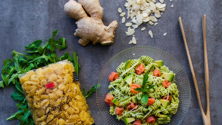 Ensalada de pasta con salmón a la plancha