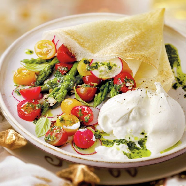 Ensalada de tomate, burrata y aguacate