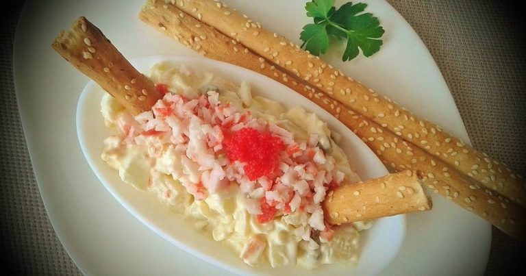 Ensaladilla Rusa con Palitos de Cangrejo