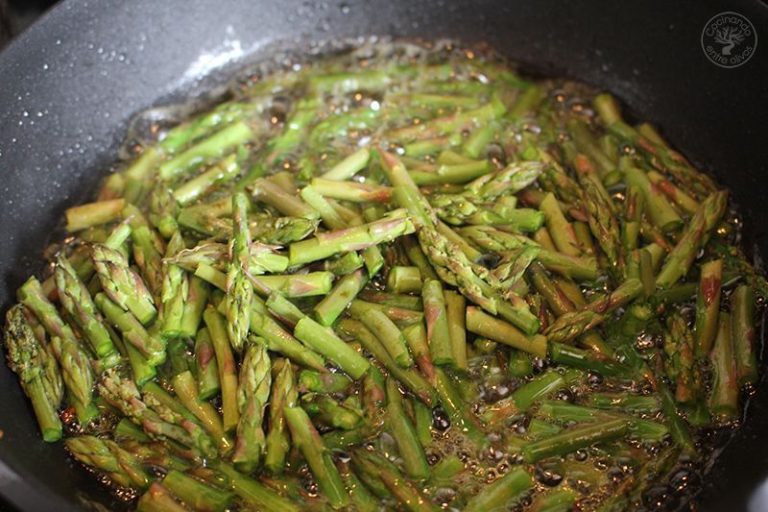 Cómo cocinar espárragos verdes a la sartén