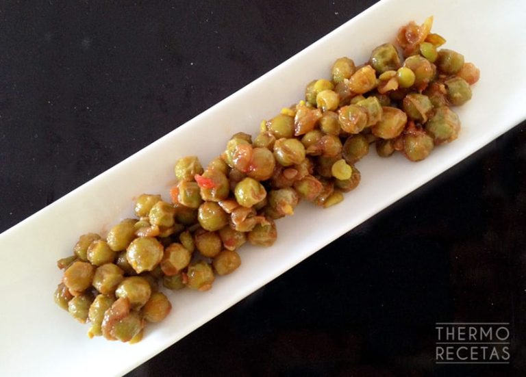 Guisantes con tomate y cebolla