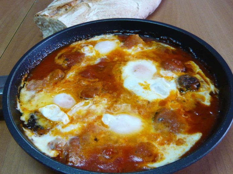 Huevos al plato en sartén