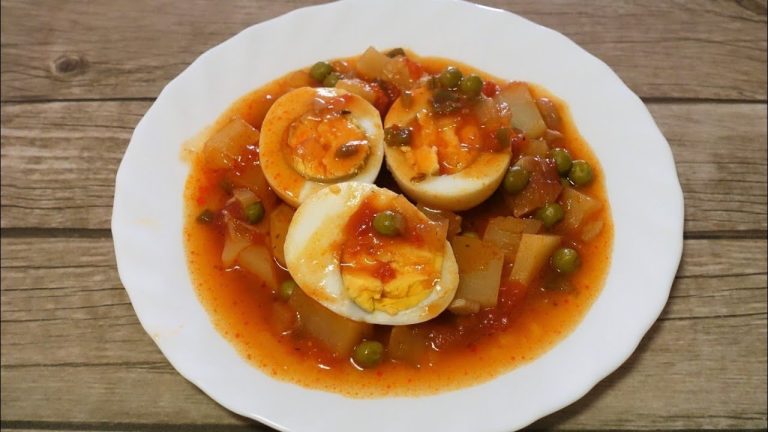 Huevos Cocidos en Salsa Española