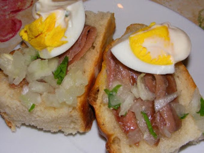 Huevos de codorniz con anchoas