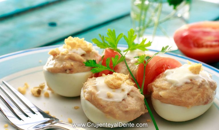 Huevos Rellenos con Salmón y Aguacate