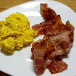 huevos-revueltos-con-tocino