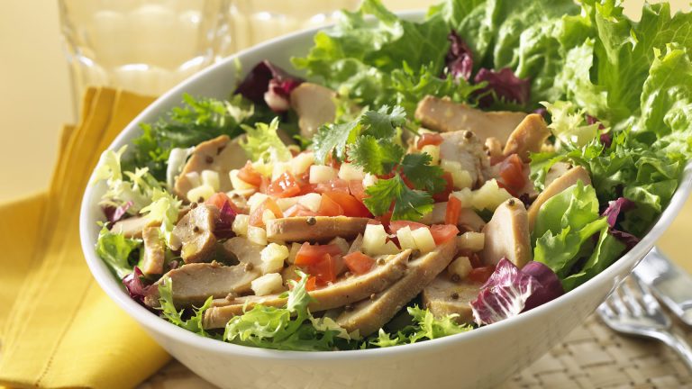 Ensalada de Salmón Ahumado con Lechuga y Tomate