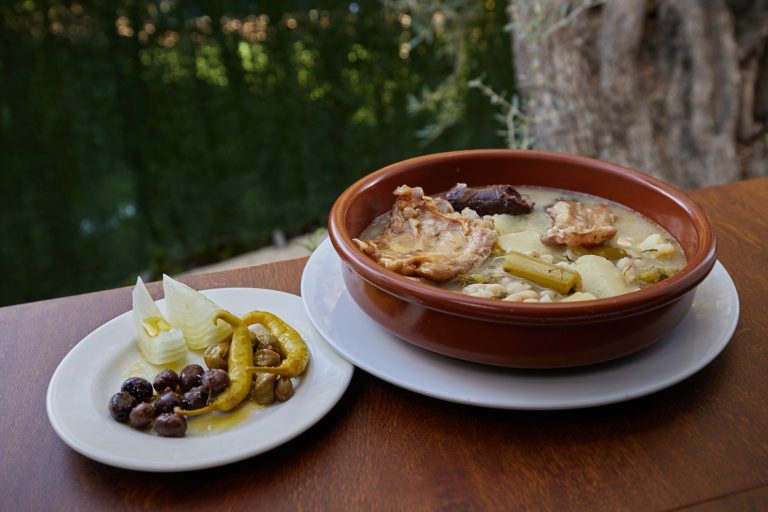 Habas con alcachofas y jamón