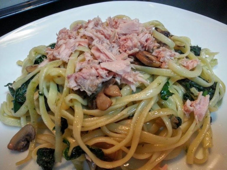 Macarrones con atún y champiñones