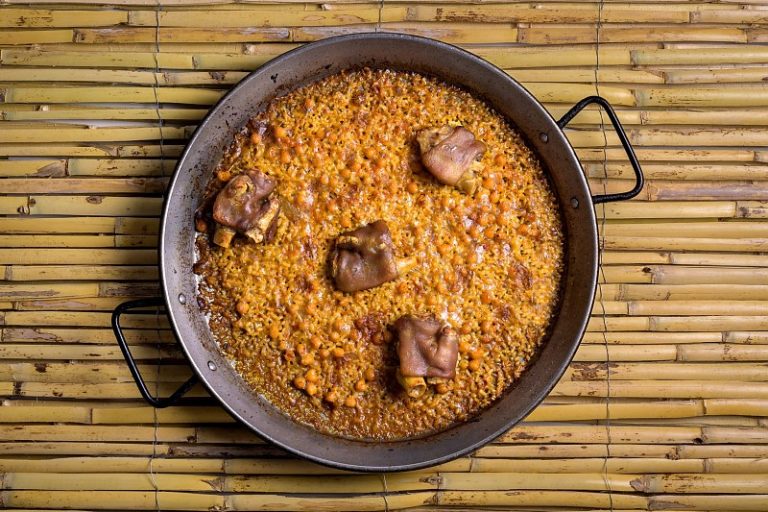 Manitas de Cerdo con Garbanzos de la Abuela