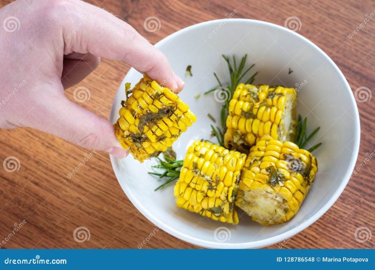 Cómo hacer mazorcas de maíz al horno