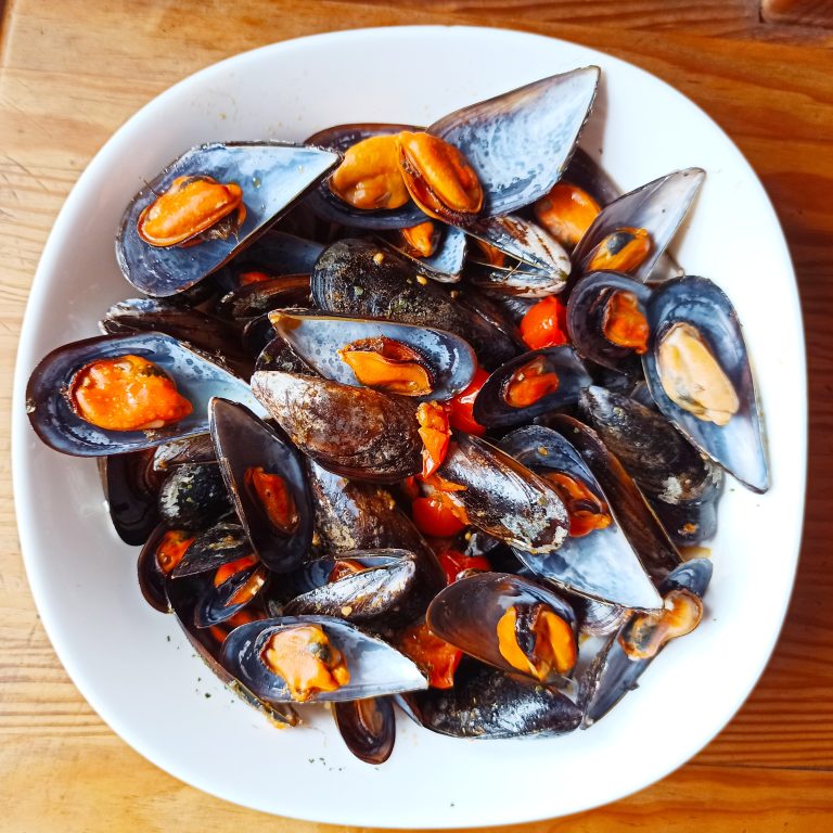 Mejillones al Vapor con Limón y Vino Blanco