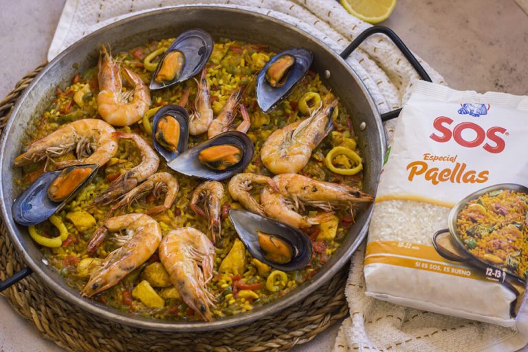 Cómo hacer una paella de pollo y marisco